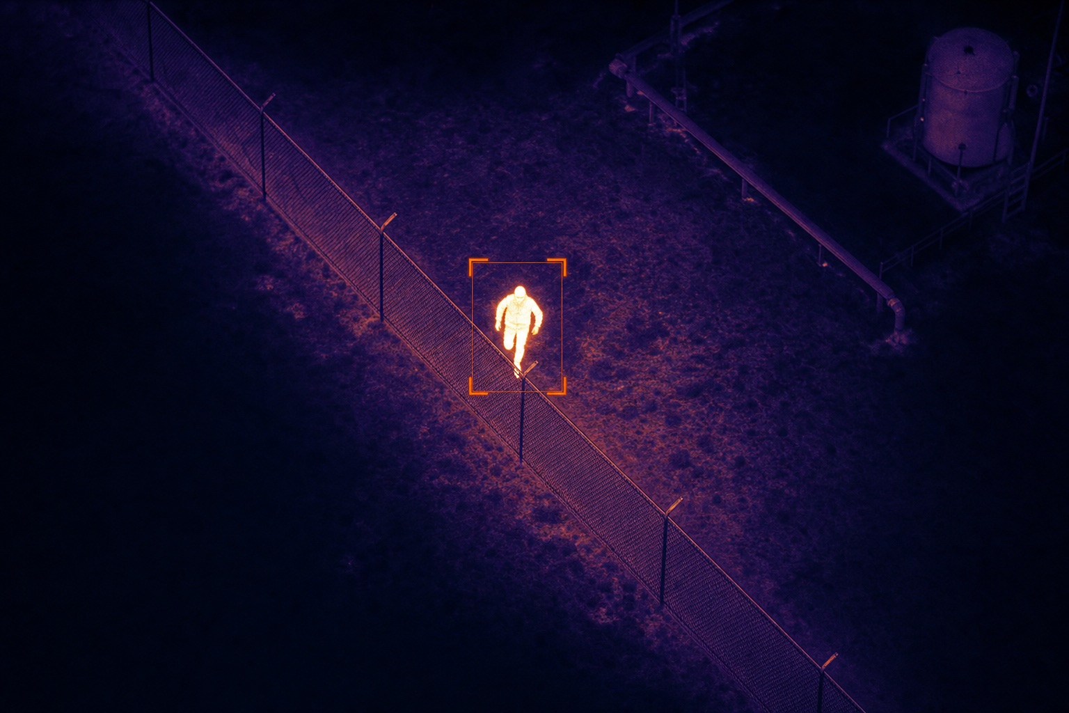 Intruso detectado en cámara térmica con recuadro de identificación